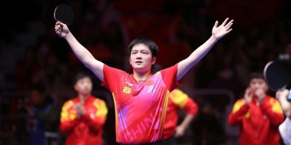 乐鱼体育网址-选来选去，选了一张樊振东被遮挡的国乒男团照！国际乒联遭投诉|世乒赛|伦敦|中国乒协|乒羽|球迷_新浪体育_新浪新闻