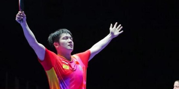 乐鱼体育网址-选来选去，选了一张樊振东被遮挡的国乒男团照！国际乒联遭投诉|世乒赛|伦敦|中国乒协|乒羽|球迷_新浪体育_新浪新闻