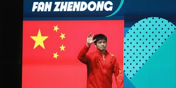 乐鱼体育网址-选来选去，选了一张樊振东被遮挡的国乒男团照！国际乒联遭投诉|世乒赛|伦敦|中国乒协|乒羽|球迷_新浪体育_新浪新闻